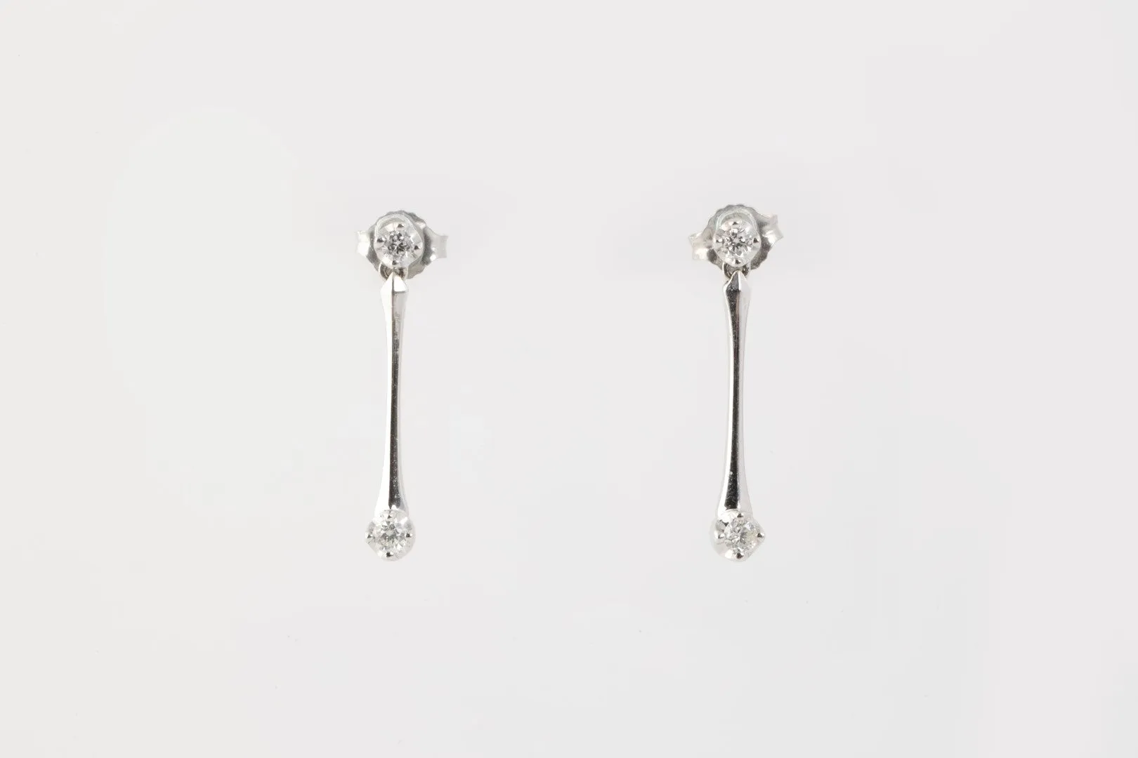 14k White Gold 0.16tcw Diamond Dangle Earrings (1.92g.)